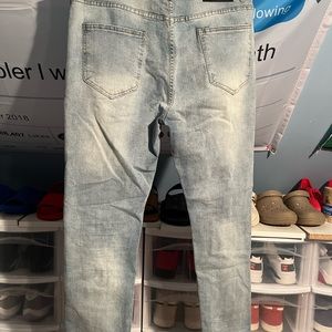 Men’s light wash distressed jeans